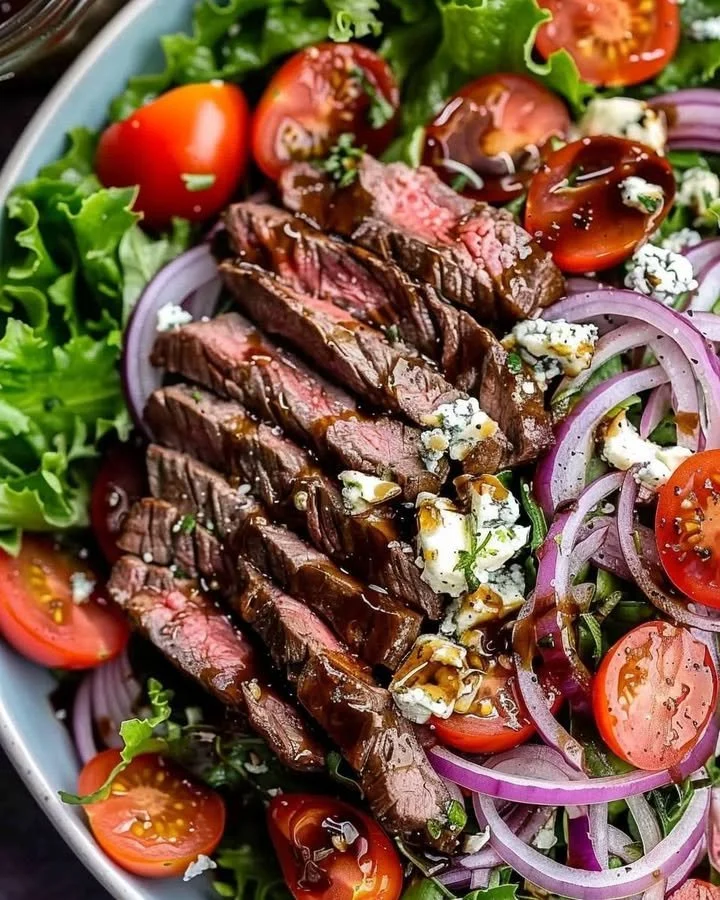 Sliced steak salad with Gorgonzola and fresh greens